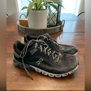 Oncloud mens size 8.5 Womens size 10